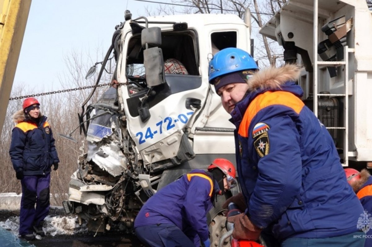 10-тонный полуприцеп с бетонными плитами врезался в самосвал в Хабаровске |  АиФ Хабаровск