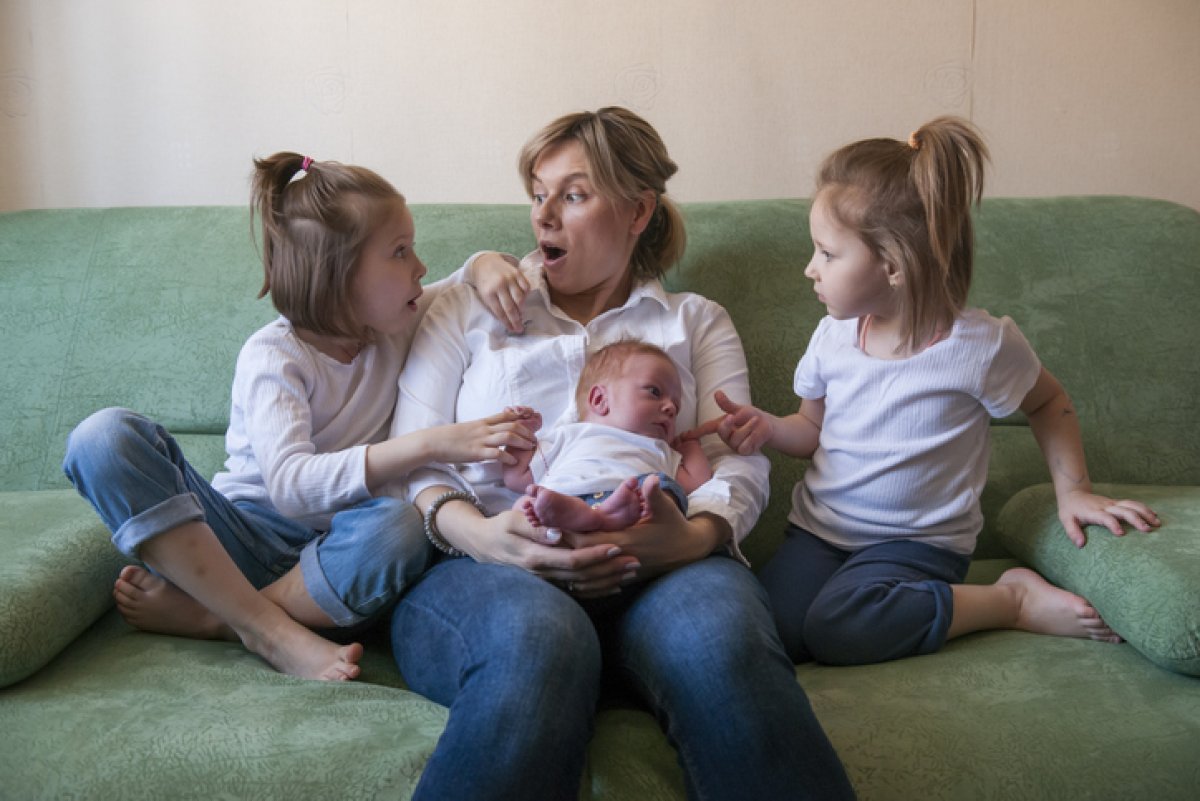 В 50. В России многодетные мамы могут досрочно выйти на пенсию