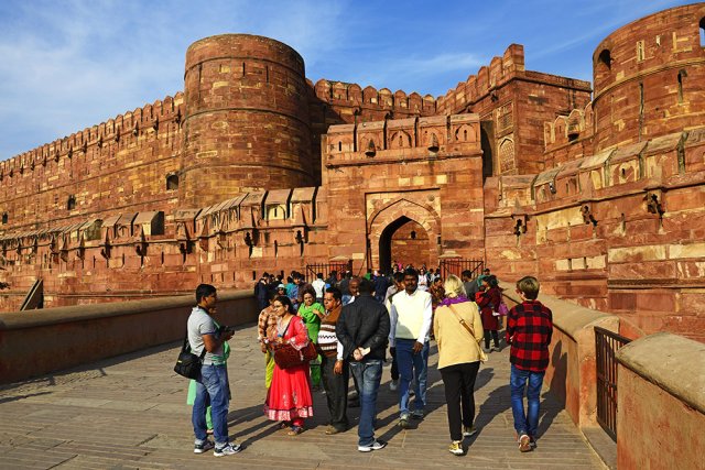 Агра форт в Индии – одно из самых красивых оборонительных сооружений страны