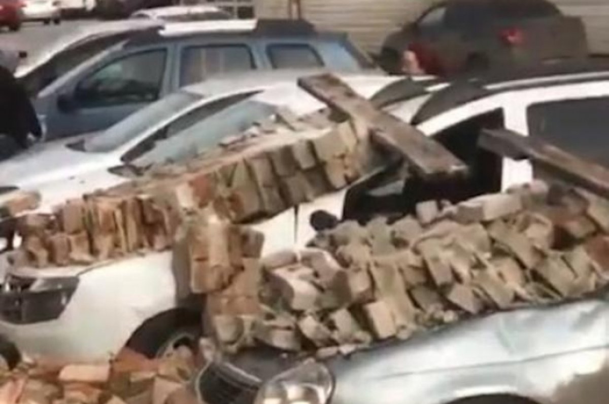 В Новочеркасске кирпичная стена обрушилась на припаркованные автомобили
