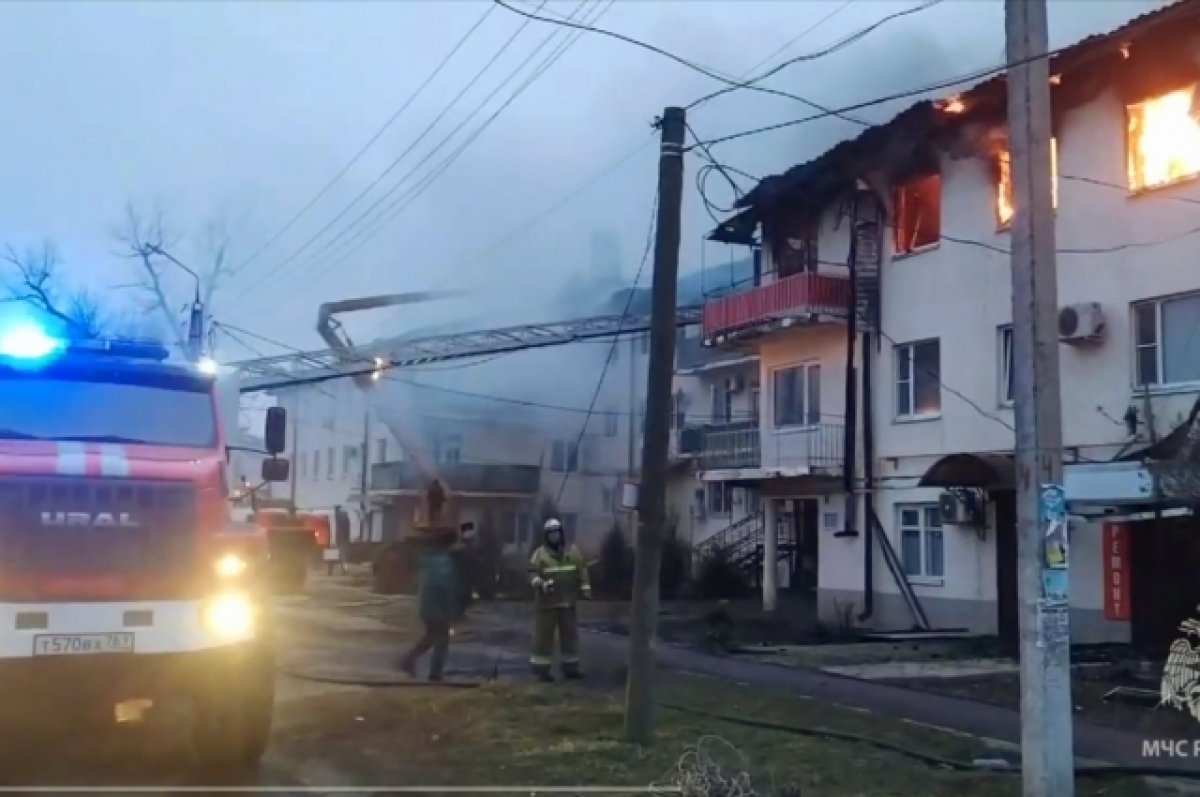 В Зернограде из-за пожара в многоэтажке 35 человек эвакуированы в ПВР