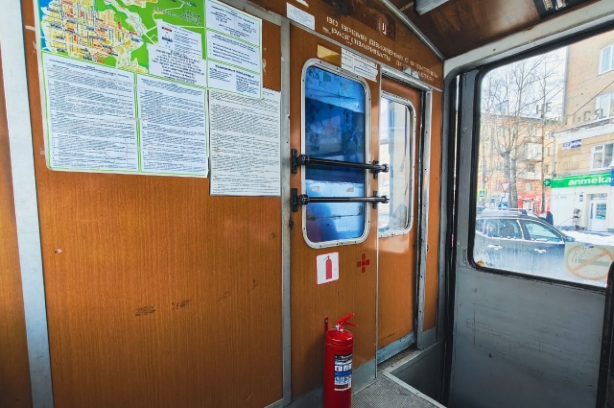 В Бийске в трамвае во время движения отвалилась дверь