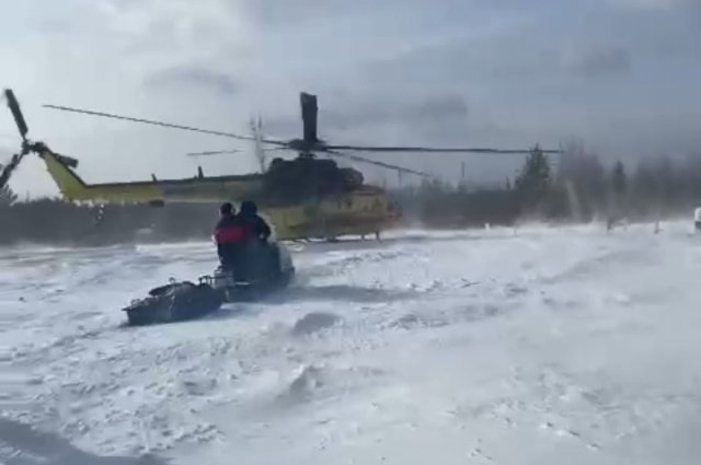 До вертолёта пациентку пришлось доставлять с помощью снегохода.