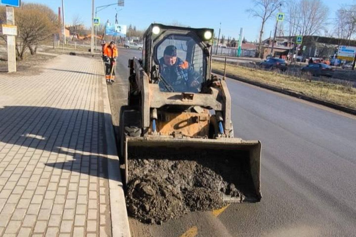 Бродвеи и бобкеты вышли на улицы Пскова для уборки города после зимы | АиФ  Псков