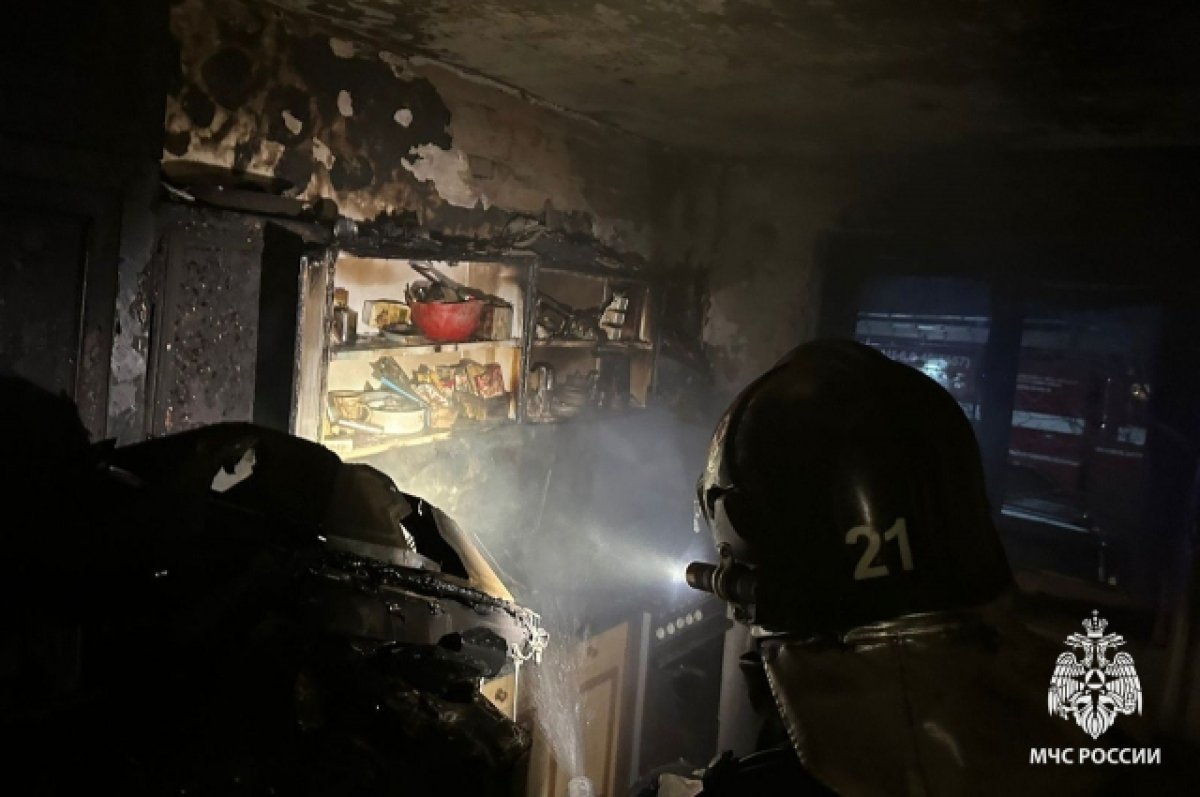 В Бийске пожарные спасли пять человек из задымленного подъезда
