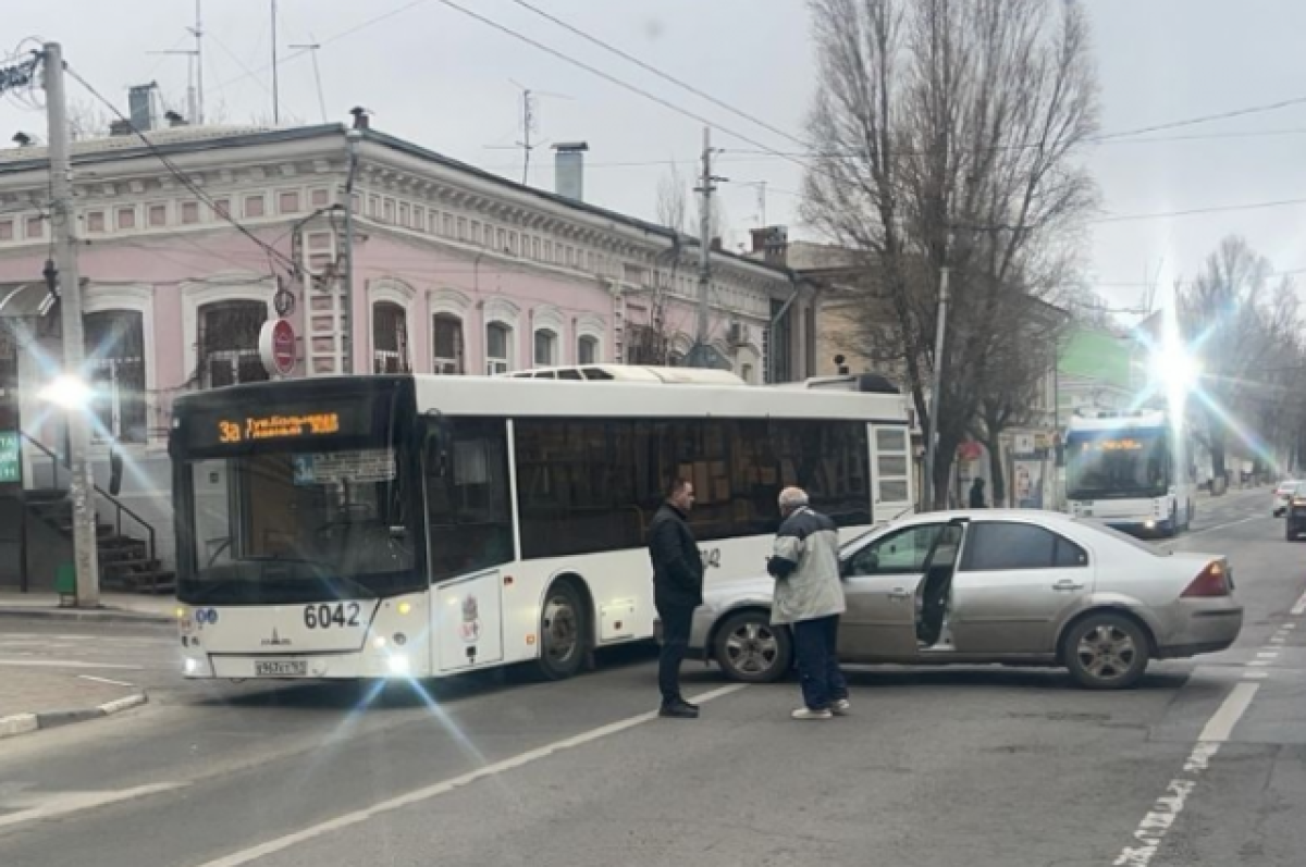 В Ростове-на-Дону пассажирка автобуса пострадала из-за резкого торможения