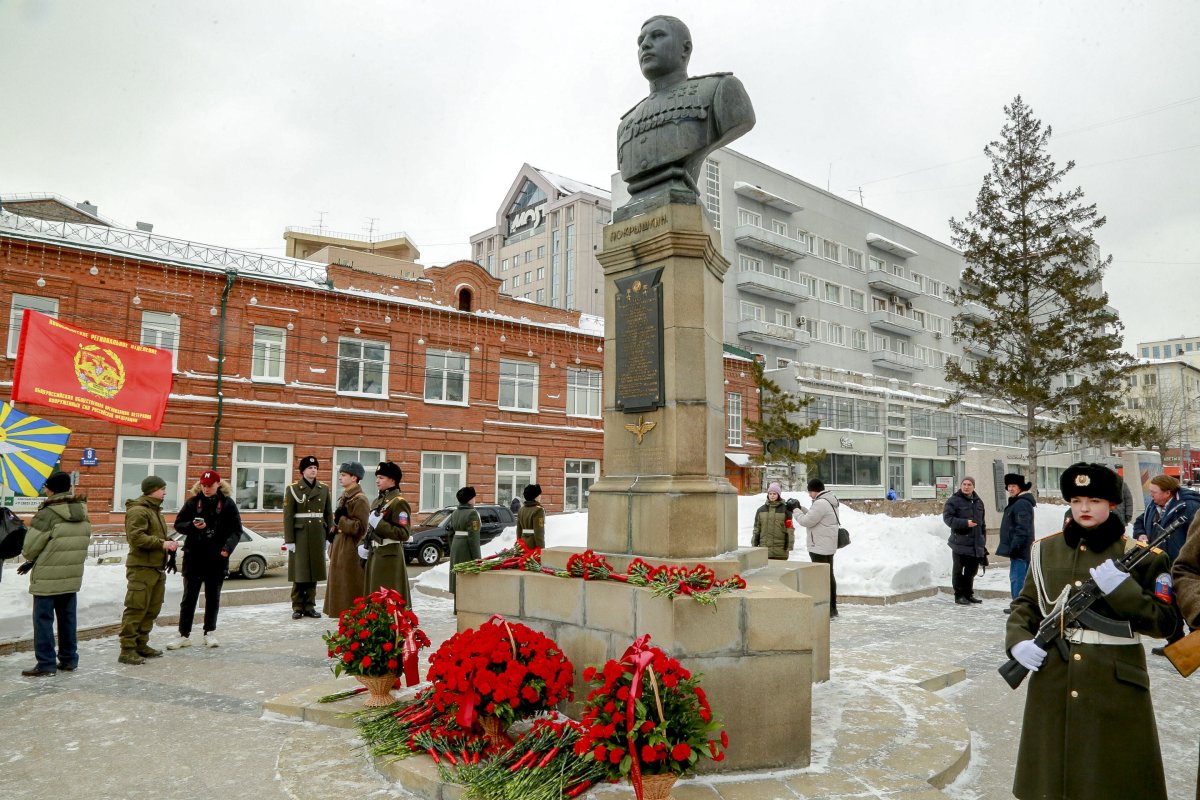 В Новосибирске почтили память легендарного летчика Покрышкина | АиФ  Новосибирск