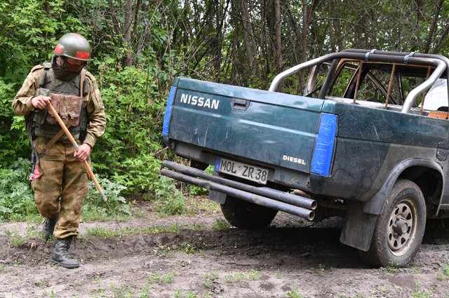 Российский сапер разминирует подбитый пикап Nissan ВСУ