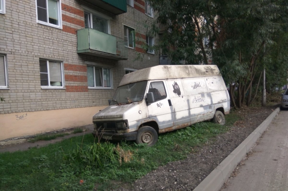 Власти Брянска объявили охоту на брошенные автомобили
