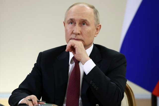 Президент РФ Владимир Путин проводит в режиме видеоконференции совещание по вопросам развития Юга России и Приазовья.
