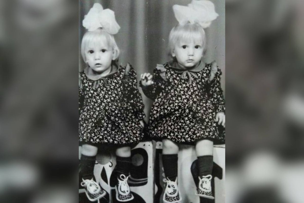 Оставленные в роддоме Барнаула 27 лет назад близняшки ищут мать