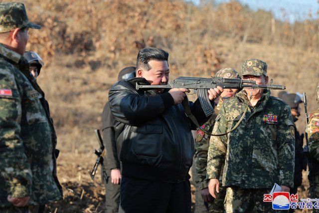 Посещение Ким Чен Ыном учебной базы северокорейской армии