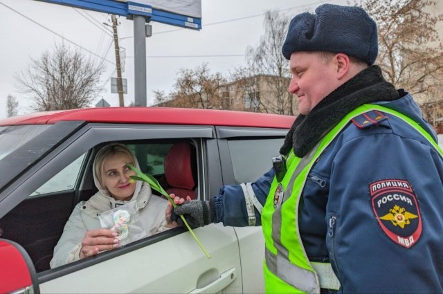 Акция «Цветы для автоледи» прошла на оживленной улице