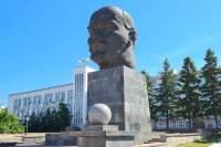 Вот такой памятник Ленину стоит в Улан-Удэ. 