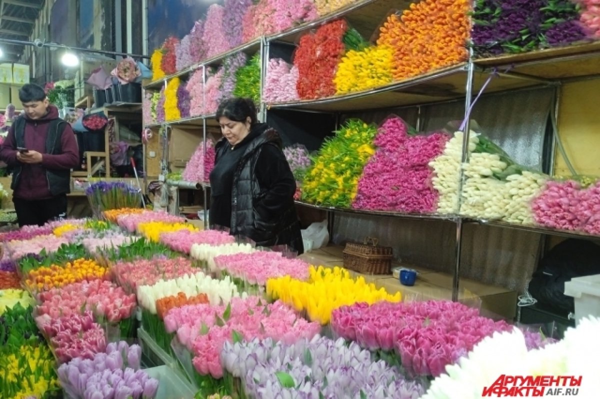 По классике. Какие цветы покупают мужчины на Рижском рынке к 8 марта