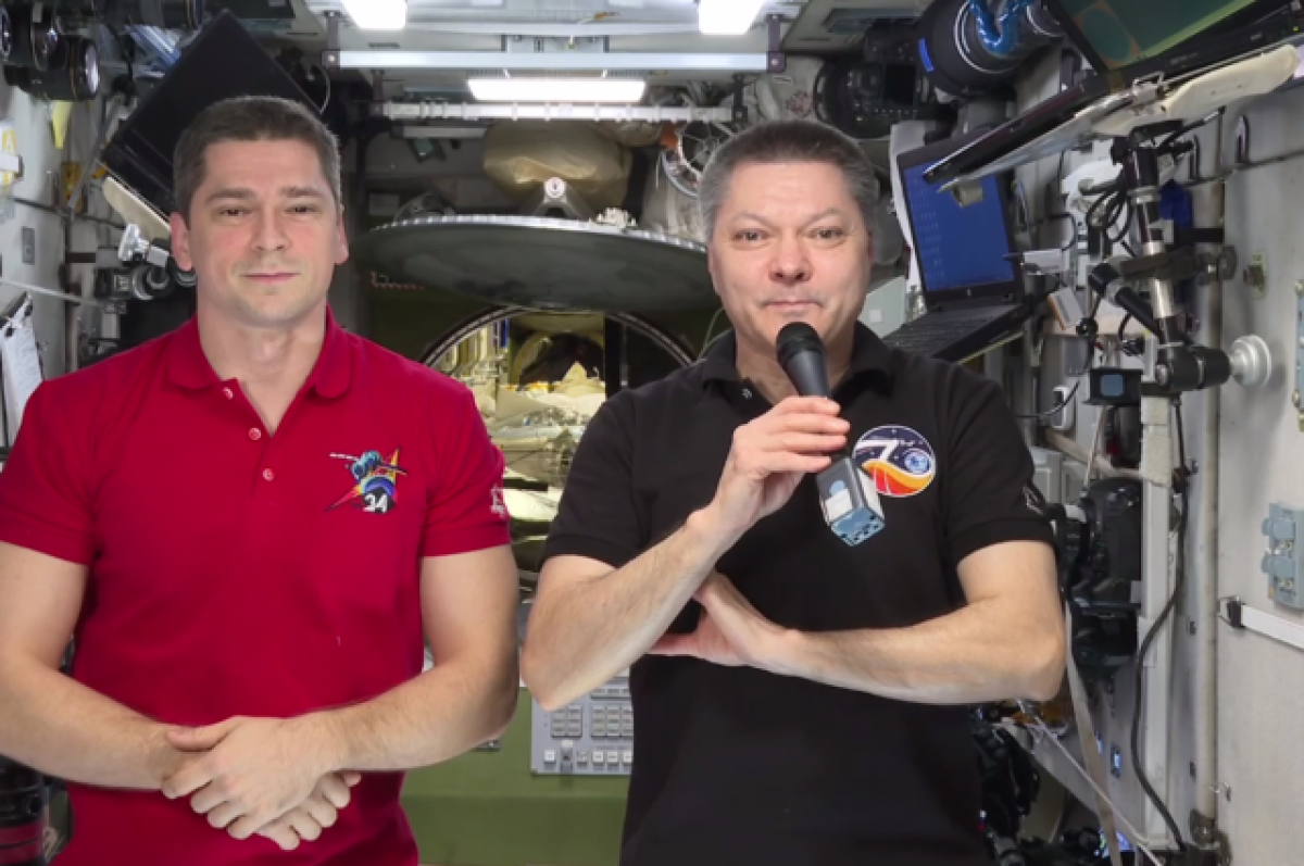 Космонавты с МКС пожелали россиянкам быть окруженными любимыми людьми