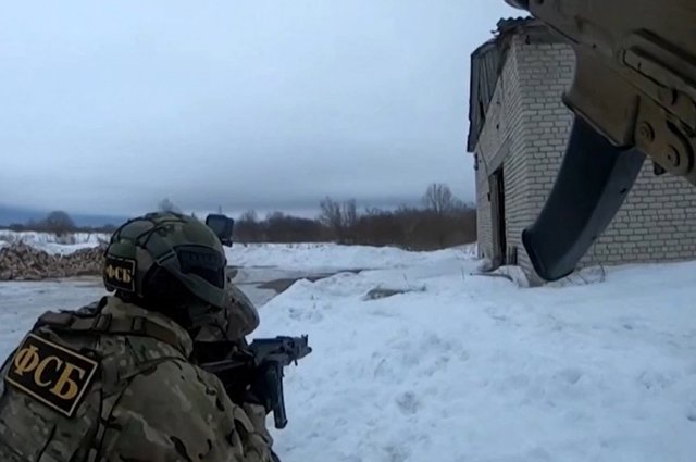 Активная фаза операции проходила в безлюдном месте на окраине города, в заброшенном одноэтажном кирпичном здании.