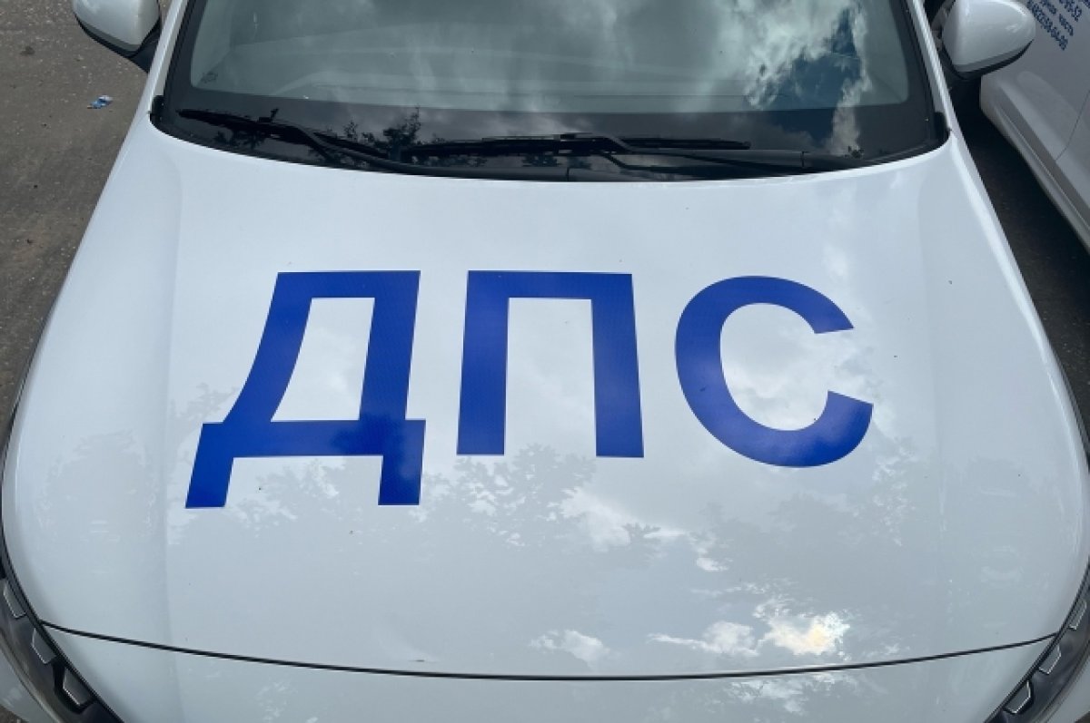 В Барнауле после столкновения автомобиль выбросило на пешехода на тротуаре
