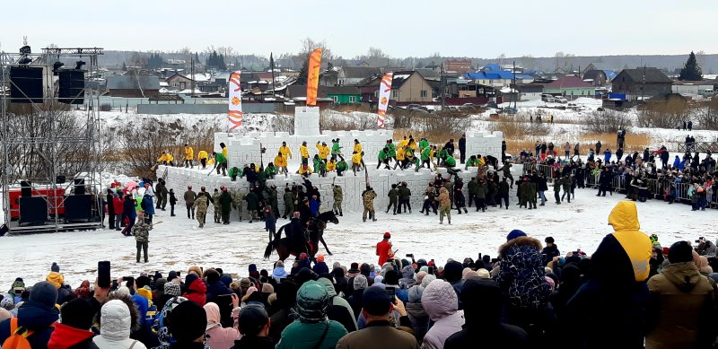 Тысячи человек пришли посмотреть на главную забаву праздника. 