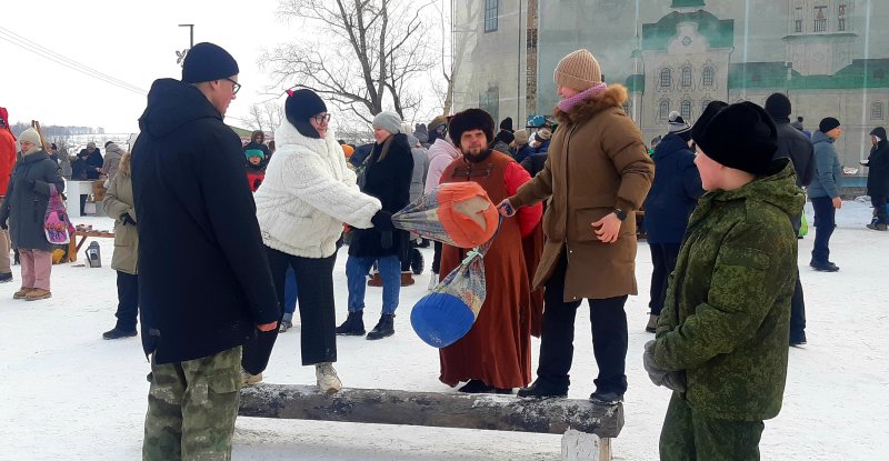 В боях на подушках участвовали не только мальчики, но и девочки!