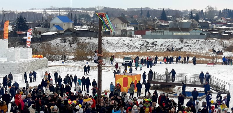 Самые смелые забрались на вершину столба. 