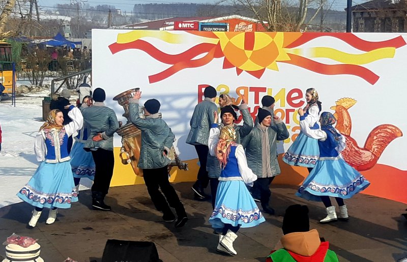 Гостей радовали танцами и песнями. 