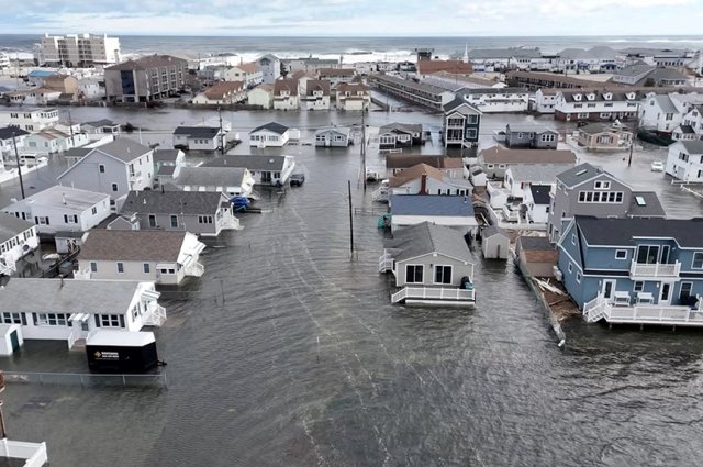 Вид с дрона на затопленный город в Америке