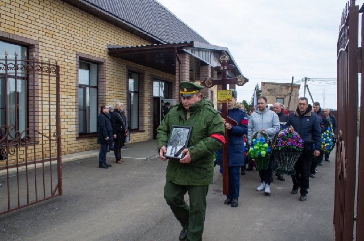 В Нелидово похоронили погибшего в зоне СВО сапёра Александра Шмаргунова |  АиФ Тверь