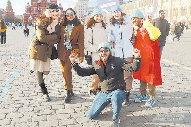 Трёхдневное пребывание в Москве для иностранной молодёжи началось с экскурсии по Красной площади.