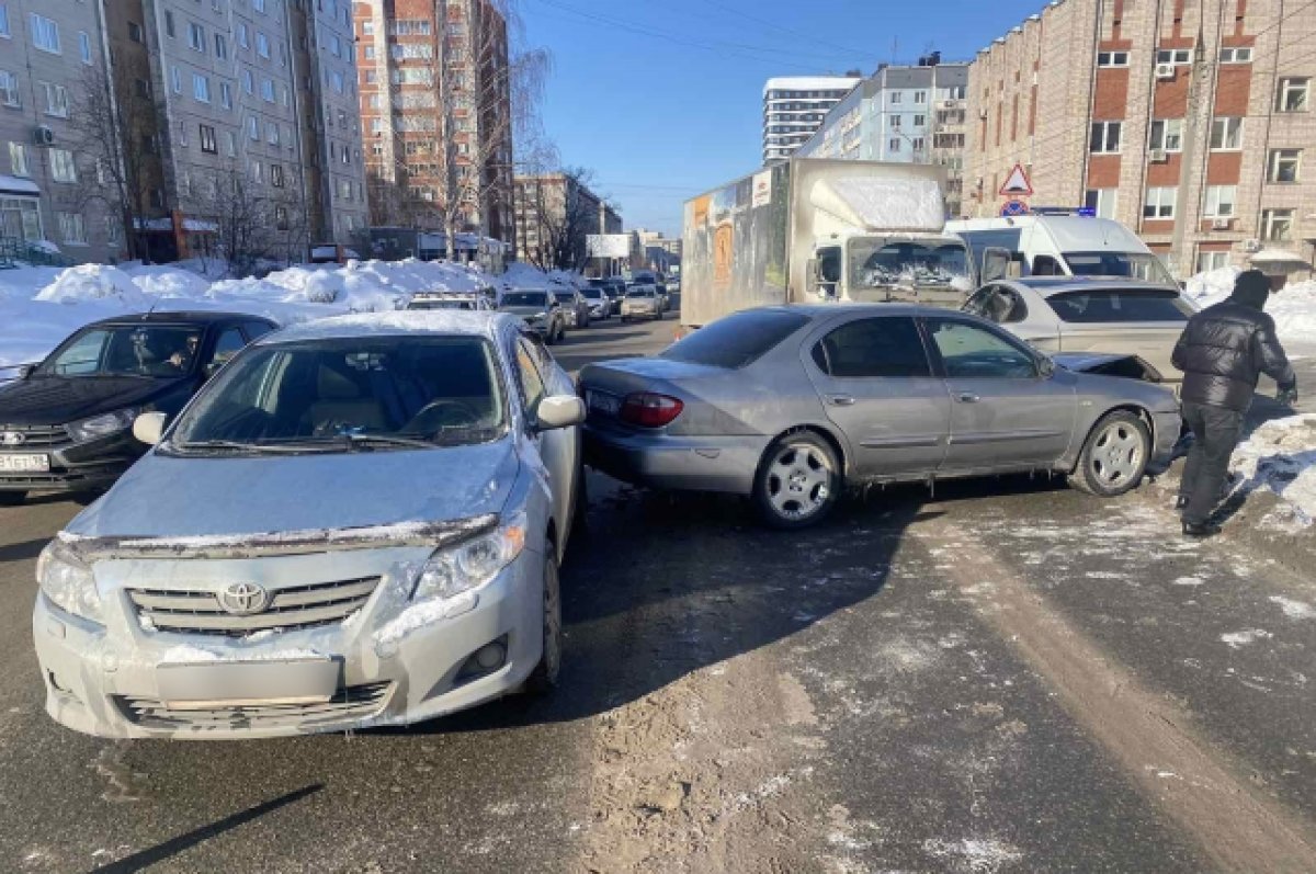 В Ижевске плохое самочувствие водителя стало причиной ДТП с 5 машинами |  АиФ Удмуртия