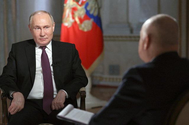 Президент РФ Владимир Путин дает интервью генеральному директору медиагруппы «Россия сегодня» Дмитрию Киселеву в Москве.