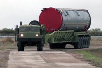 Межконтинентальная баллистическая ракета ракетного комплекса стратегического назначения «Авангард» во время установки в пусковую шахту в Оренбургской области.