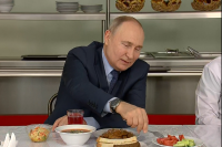 Владимир Путин с удовольствием попробовал ставропольские помидоры. 