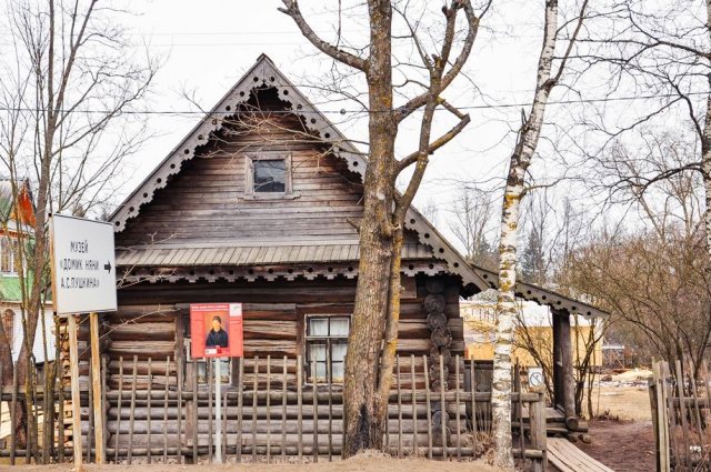 В посёлке Кобрино Ленинградской области сохранился дом, когда-то принадлежавший няне поэта Арине Родионовне.