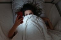 Гаджеты и телевизор могут стать ритуалом отхода ко сну. Но здоровый ли это ритуал – большой вопрос.