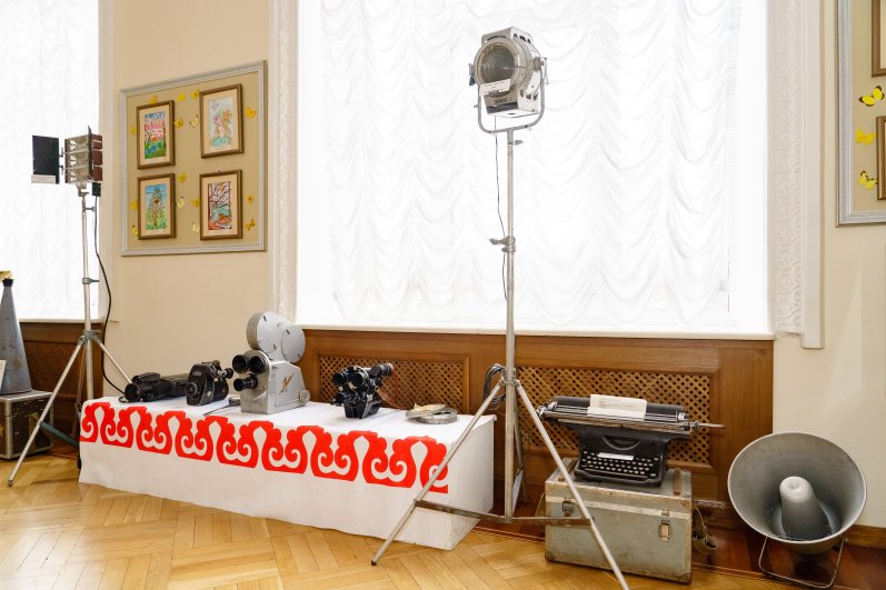 На выставке представили фотоаппараты, видеокамеры, на которые снималась казанская кинохроника. 