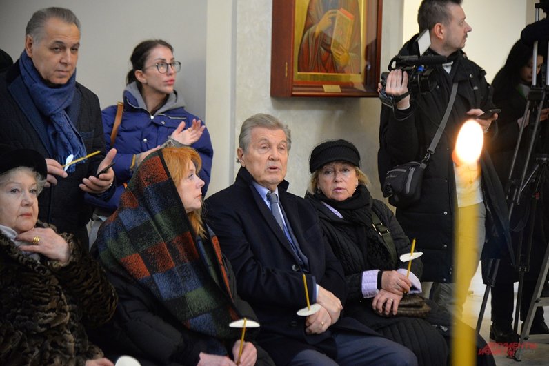На переднем плане впереди: актриса Клара Новикова, певец Лев Лещенко и его супруга Ирина.
