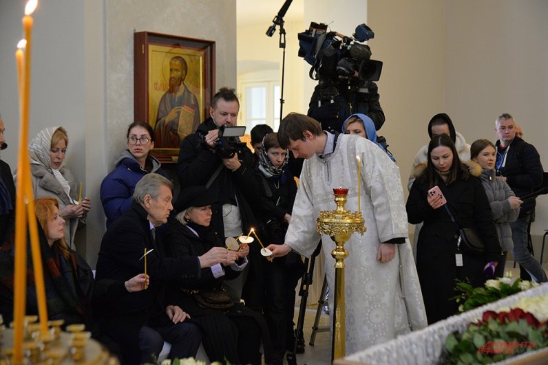 На переднем плане слева: актриса Клара Новикова, певец Лев Лещенко.