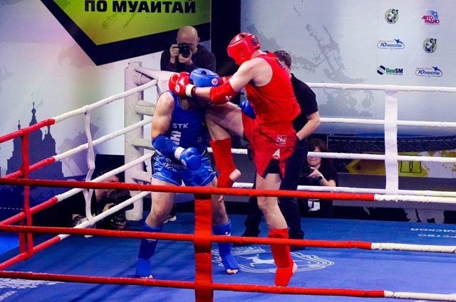 Дмитрий Васенев (в красной экипировке) отправляет соперника в нокаут.