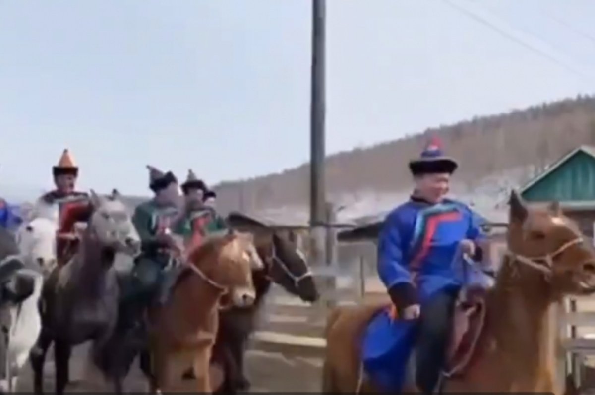 Жители бурятского улуса Улентуй приехали на выборы на лошадях
