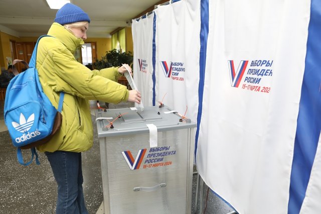 На выборах президента России в Иркутской области голосуют первые избиратели.