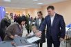 Глава региона Виталий Хоценко также пришёл на голосование с женой и одним из сыновей.