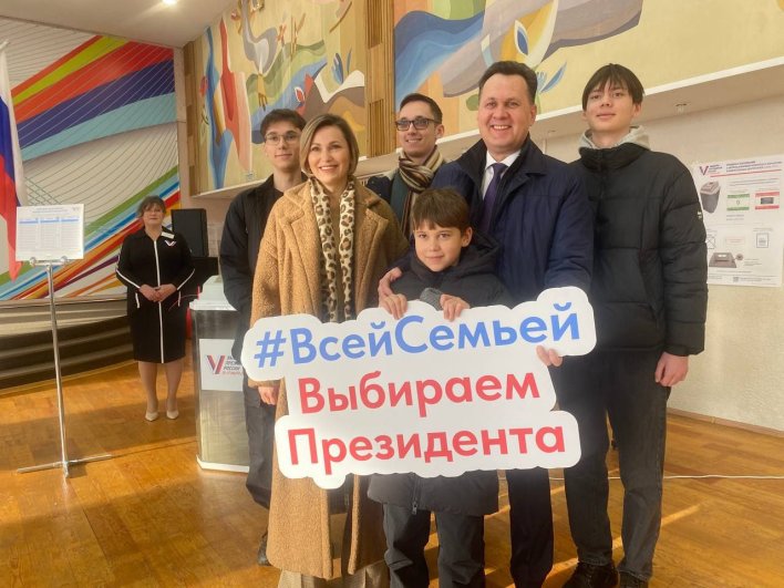 Председатель правительства Красноярского края Сергей Верещагин пришел на выборы со своей семьёй.