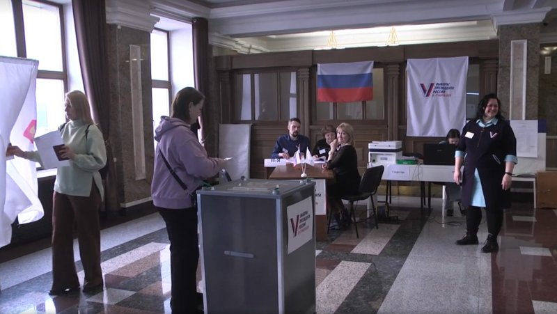 На красноярском ЖД вокзале также работает избирательный пункт, где могут проголосовать пассажиры с открепительными талонами.