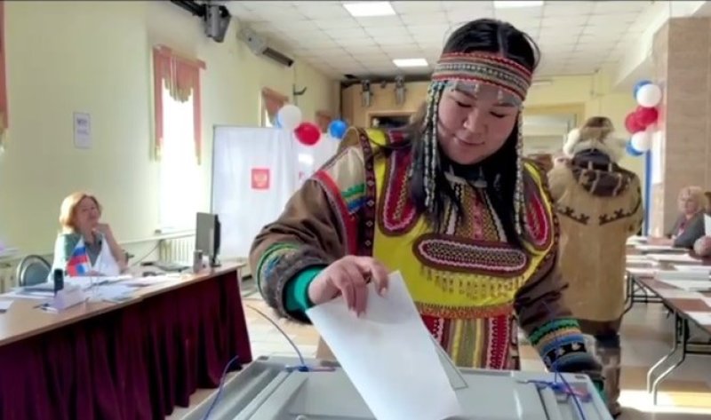Некоторые представители малочисленных коренных народов Севера пришли на избирательные участки в национальных костюмах.