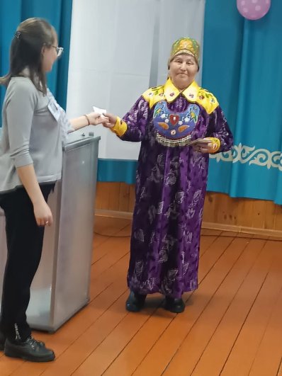 Одной из первых, проголосовавших в Хакасии, стала Лидия Гавриловна Жангазина, староста села Чиланы. На избирательный участок она пришла в национальном платье.