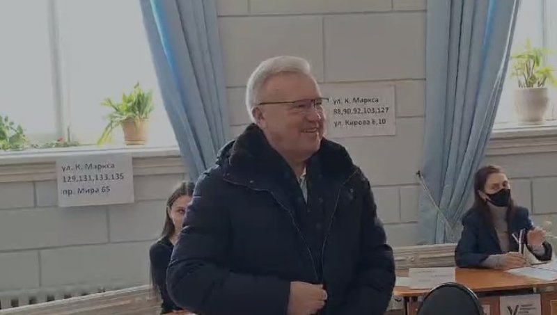 Сенатор Совета Федерации от Красноярского края, экс-губернатор Александр Усс проголосовал по месту регистрации - в Красноярске.