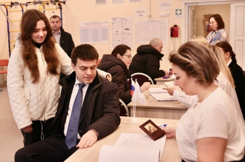 Губернатор Красноярского края Михаил Котюков пришел на избирательный участок с дочерью.