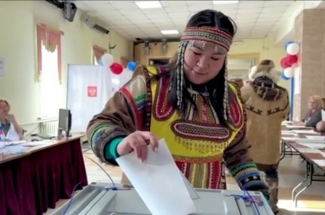 Некоторые представители малочисленных коренных народов Севера пришли на избирательные участки в национальных костюмах.