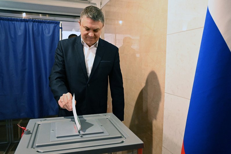 Глава Луганской народной республики Леонид Пасечник голосует на выборах президента России на избирательном участке в Луганске.